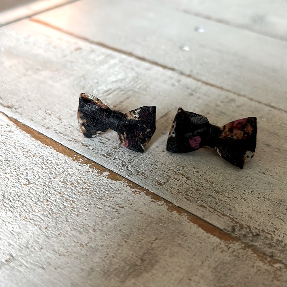 Floral bow stud earrings
